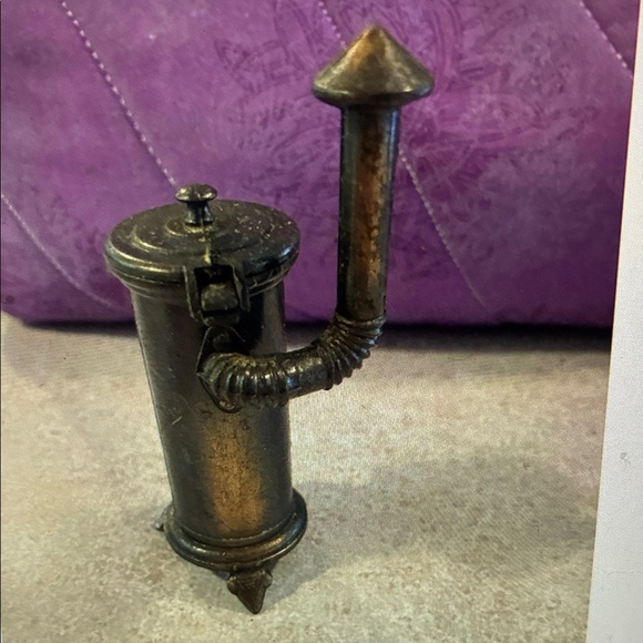 Vintage Die Cast Metal Miniature Wood Burning Stove Pencil Sharpener Top Opens - Picture 3 of 9